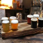 Échantillons de bière dans une salle en bois