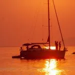 Voilier au coucher du soleil à Peljesac, mer Adriatique, Croatie