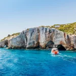 Barcos turísticos cerca de las cuevas Azules en el acantilado de la isla de Zakynthos con, Grecia