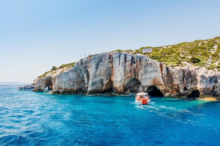 Touristenboote in der Nähe der Blauen Höhlen an der Steilküste der Insel Zakynthos mit, Griechenland