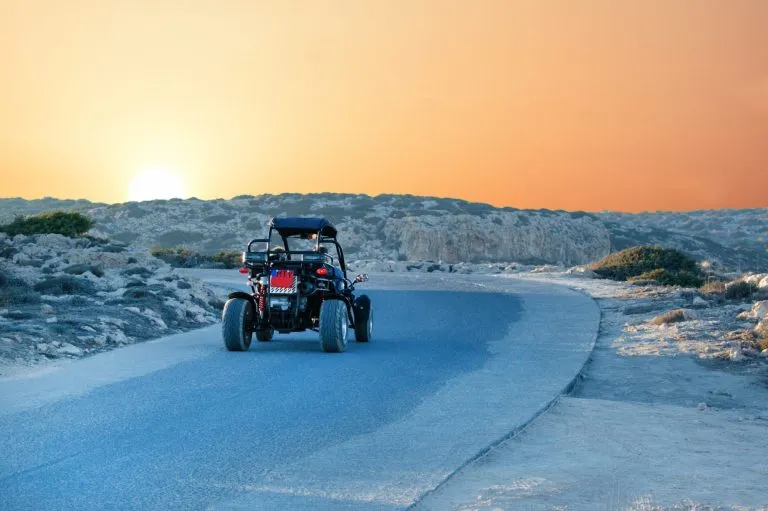 Excursion en buggy sur la côte chypriote. Concept de voyage, de vacances.