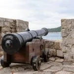 Un viejo cañón se alza en la fortaleza de Dubrovnik.