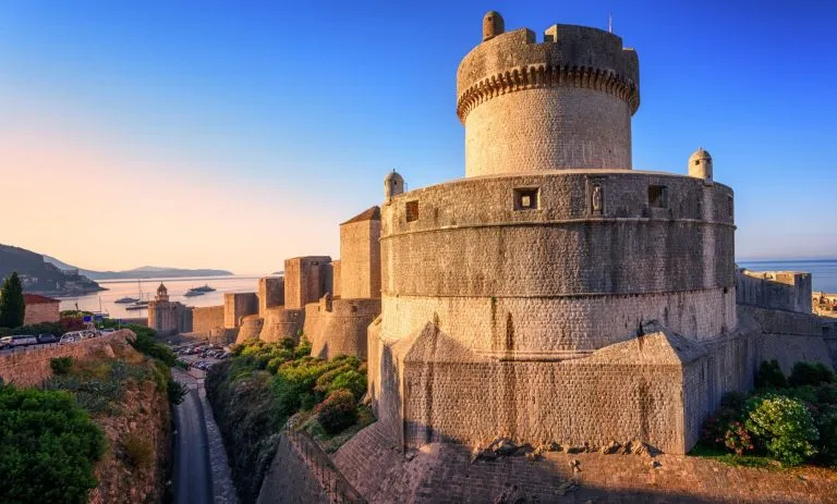 Minceta-Turm und Stadtmauern von Dubrovnik, Kroatien