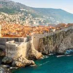 Vista desde el Fuerte Lovrijenac al casco antiguo de Dubrovnik en Croacia al atardecer