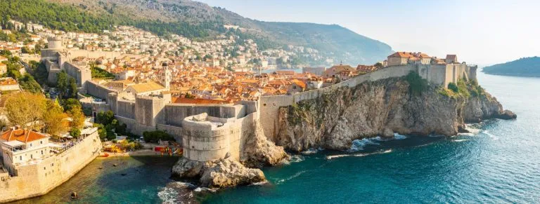 Blick vom Fort Lovrijenac auf die Altstadt von Dubrovnik in Kroatien bei Sonnenuntergang