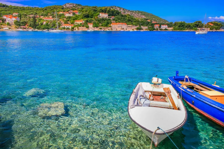 Islas Elaphiti, playa adriática turquesa en Dalmacia, Croacia