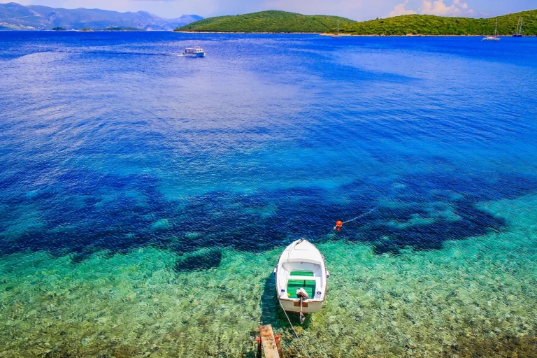 Islas Elaphiti, playa adriática turquesa cerca de Korcula, Dalmacia, Croacia