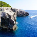 Bellissima scogliera sul mare