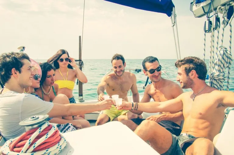 Freunde feiern eine Party auf einem Boot