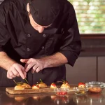 Restaurant hôtel chef privé préparant des canapés entrées