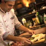 Restaurant hôtel chef privé préparant des canapés entrées