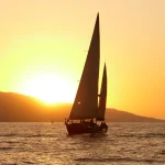 régate à la voile au coucher du soleil