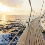 Yacht naviguant vers le coucher du soleil