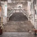 calle estrecha en dubrovnik, croacia